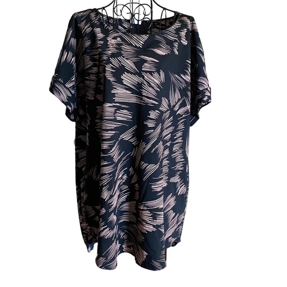 Cabi Tate blouse style 3433 Black Pink
burst - Picture 2 of 4